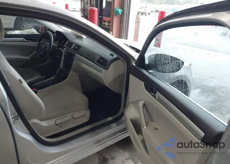 2016 Volkswagen Passat 1.8T S z USA, uszkodzony, nr VIN 1VWAS7A30GC031755